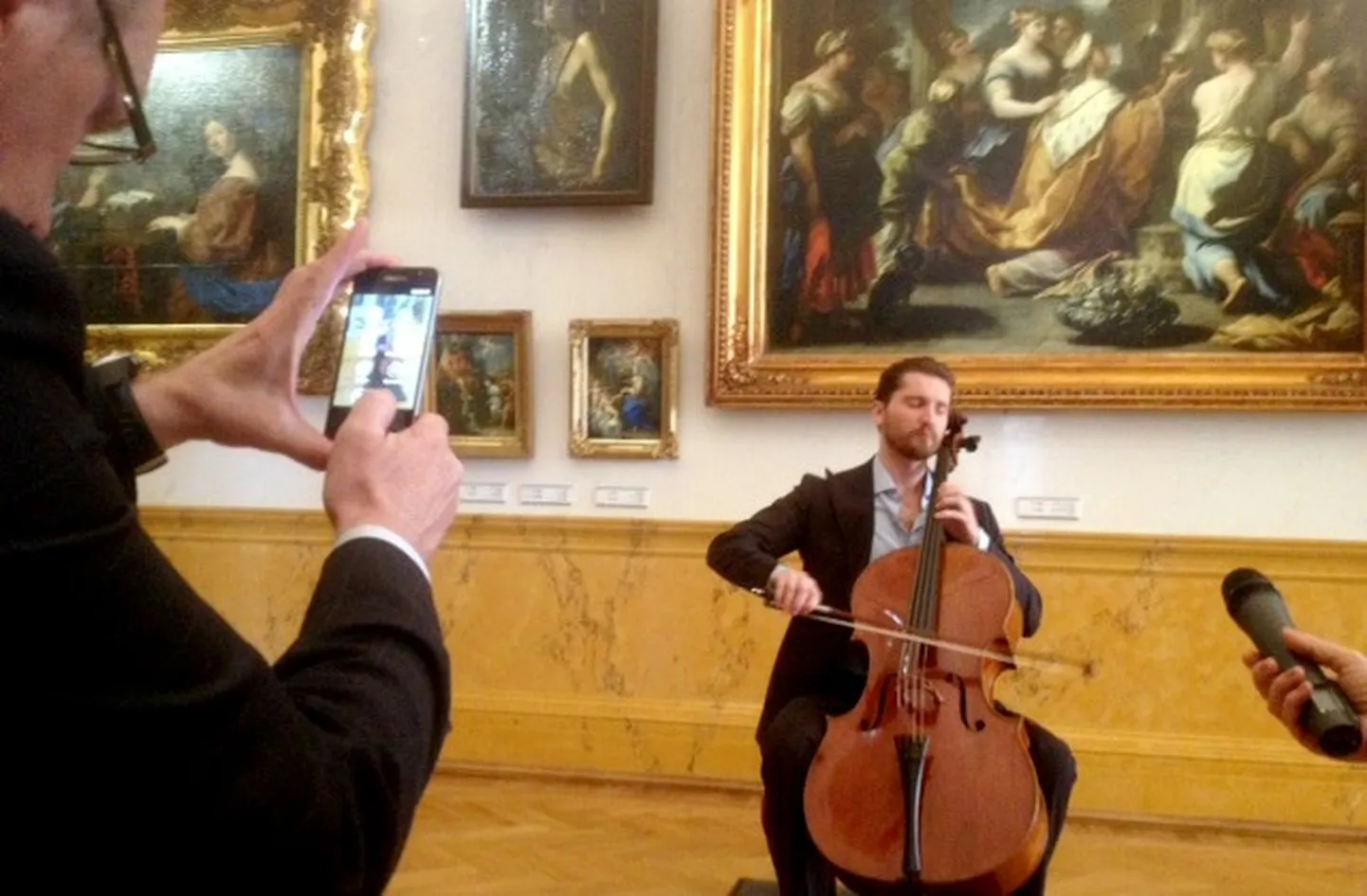 Max Beitan performing Bach at the exhibition's press opening