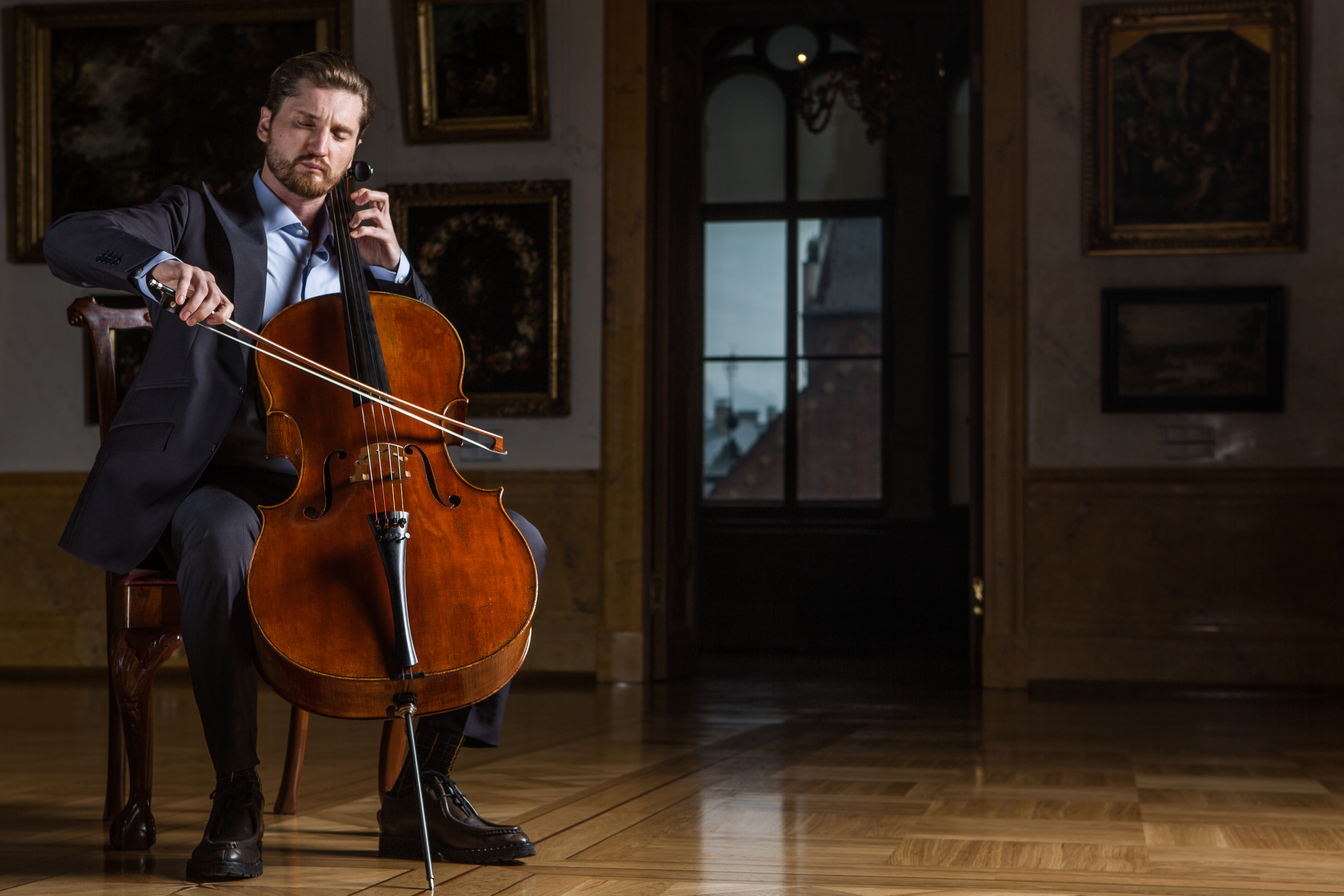 Max Beitan playing the Archinto cello in the gallery of the Art Museum Rīga Bourse